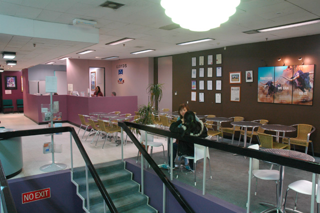 Lloyds International College �w���e���̏�
